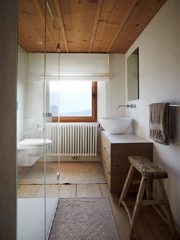 Salle de bain rustique et en même temps minimaliste 