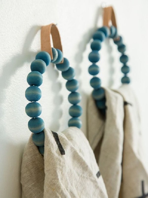 Porte-serviettes avec lanières en cuir et perles en bois
