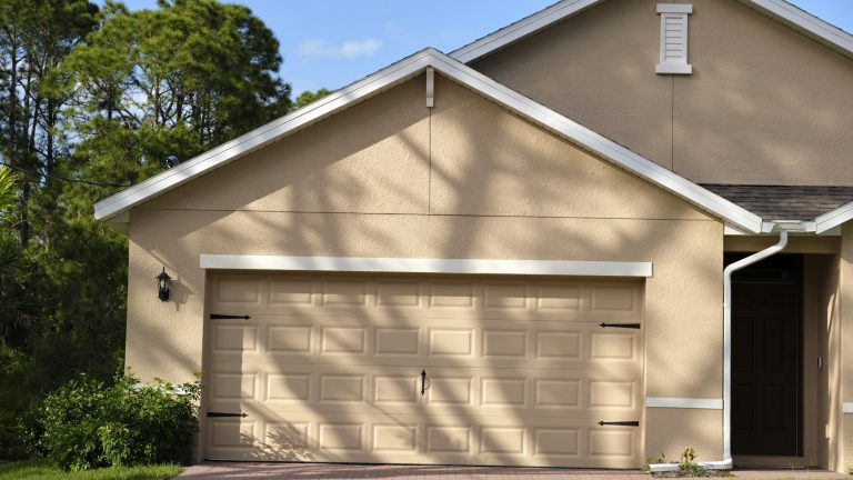 Comment relooker une porte de garage ?