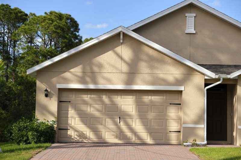 Comment relooker une porte de garage ?