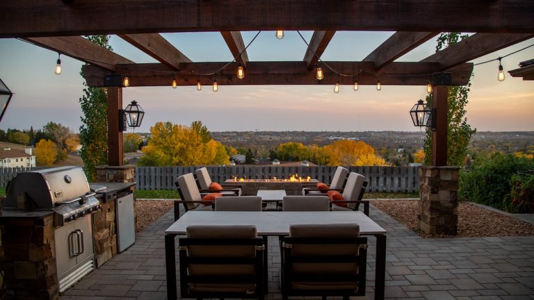 Comment décorer une terrasse ? astuces et inspirations pour un extérieur tendance